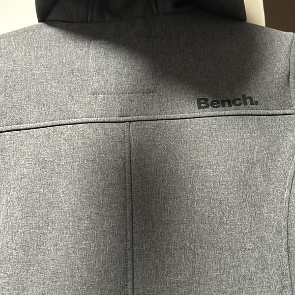 Small Bench waterproof spring jacket like new - Picture 3 of 4